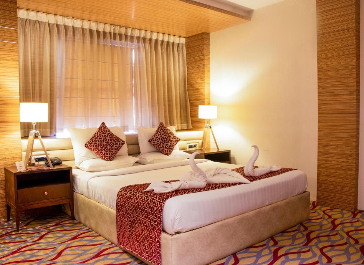 Hotel Landmark Rewa Bagian luar foto