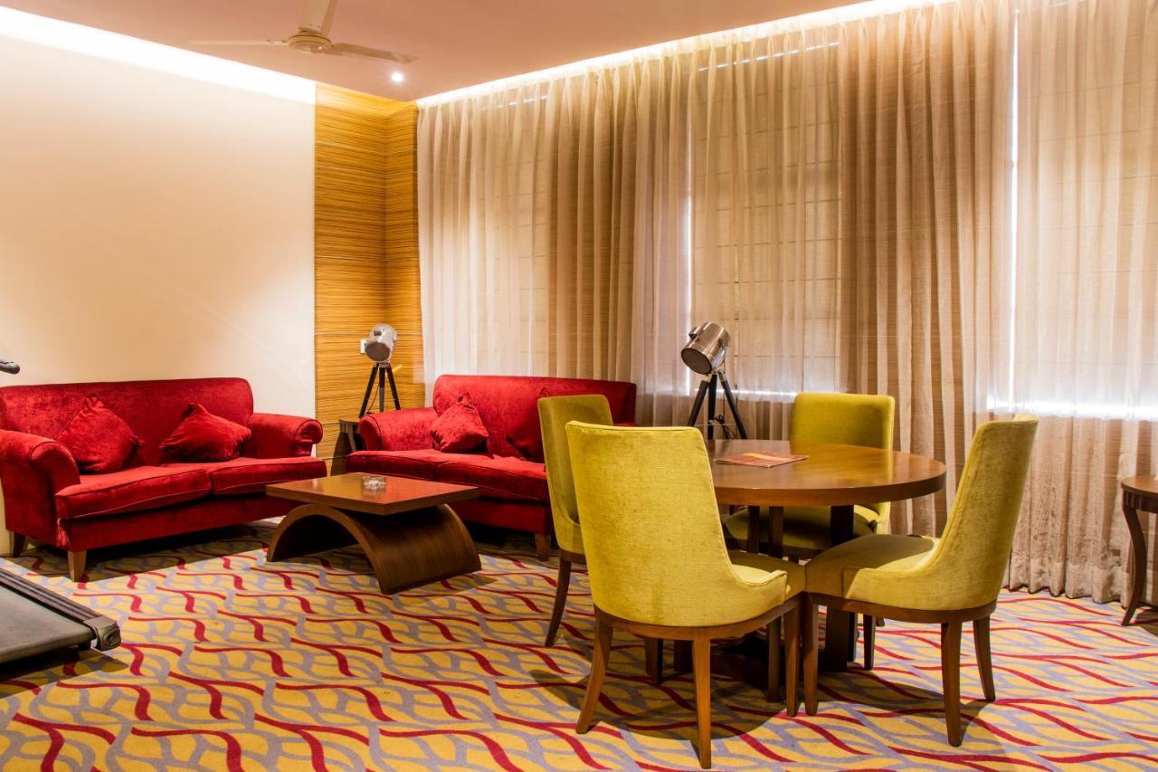 Hotel Landmark Rewa Bagian luar foto
