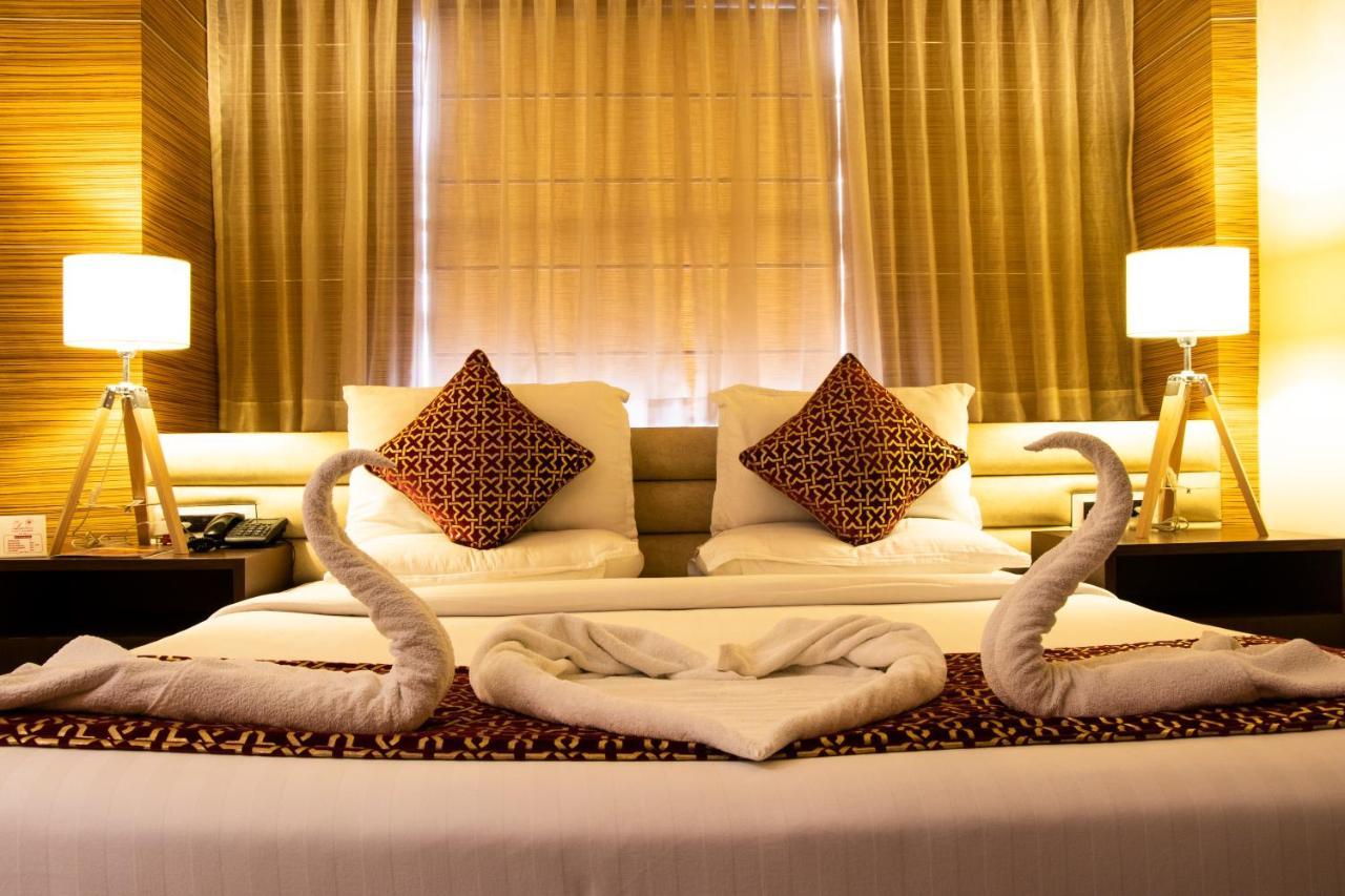 Hotel Landmark Rewa Bagian luar foto