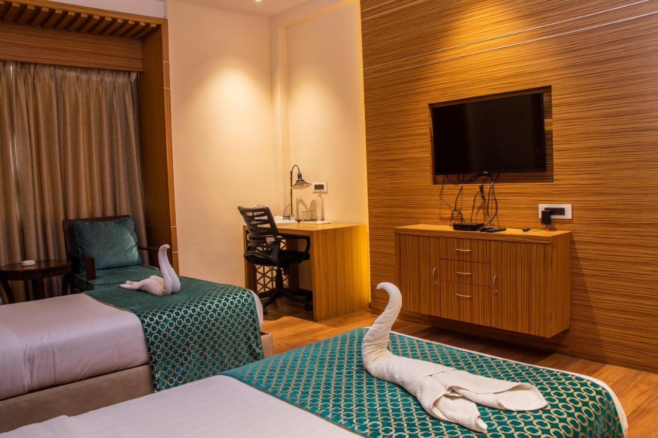 Hotel Landmark Rewa Bagian luar foto