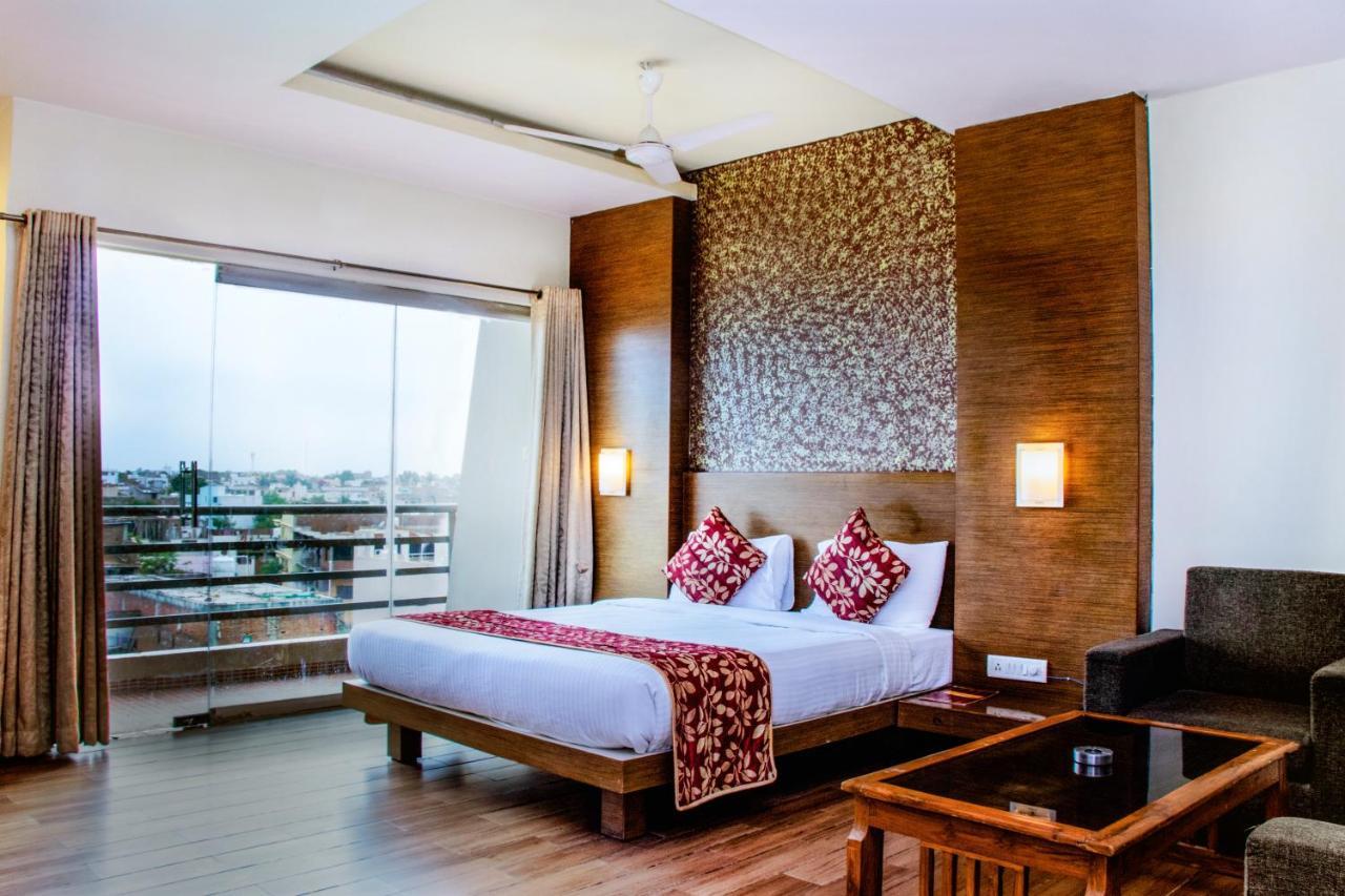 Hotel Landmark Rewa Bagian luar foto