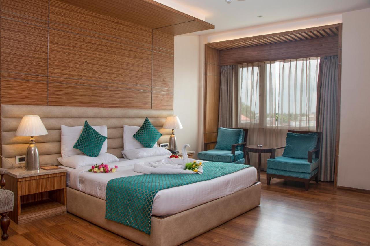 Hotel Landmark Rewa Bagian luar foto