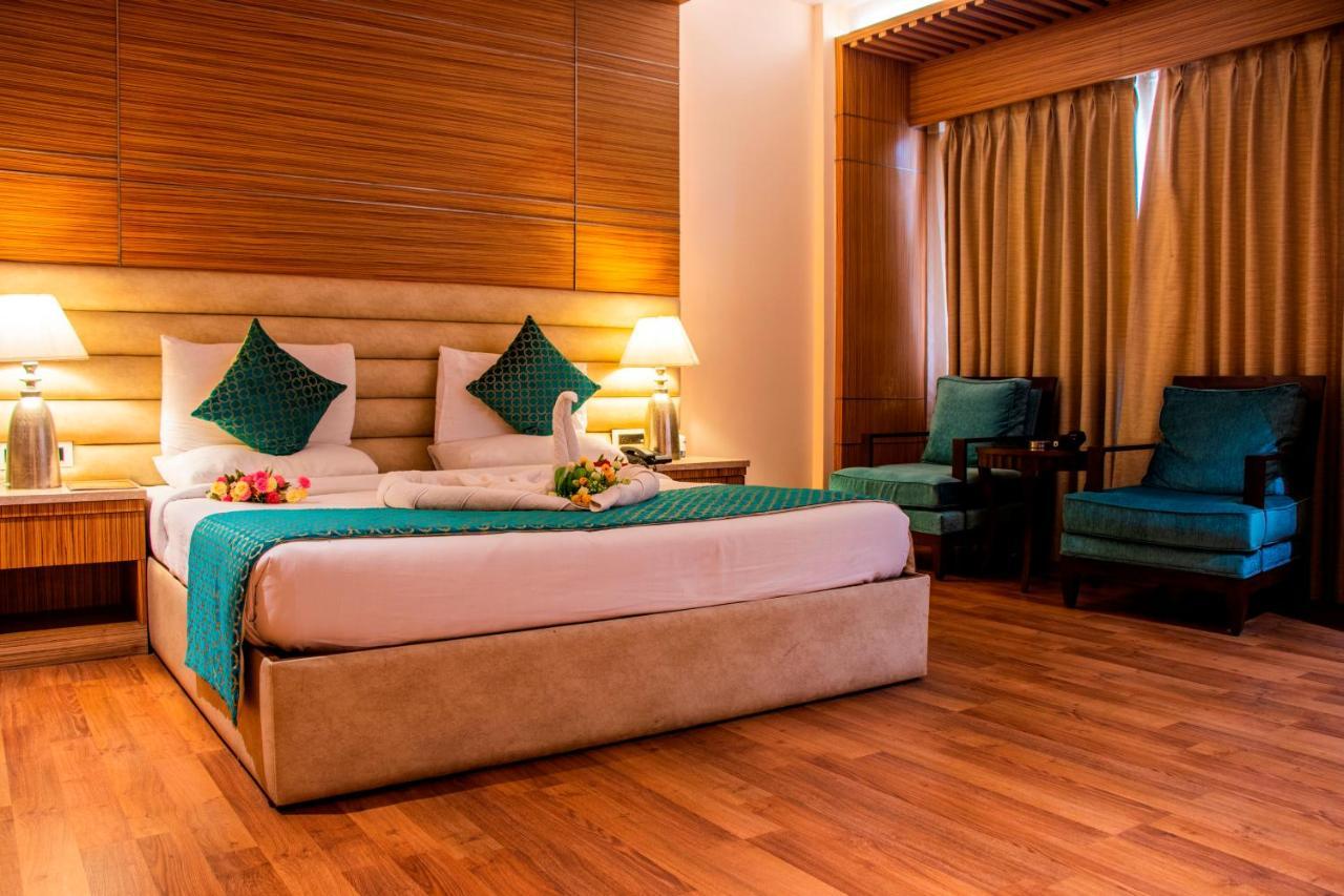 Hotel Landmark Rewa Bagian luar foto