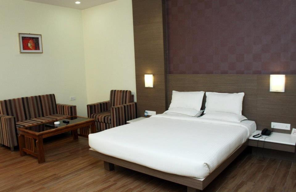 Hotel Landmark Rewa Bagian luar foto