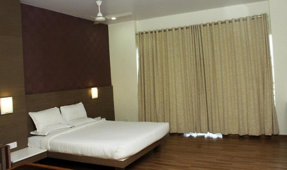 Hotel Landmark Rewa Bagian luar foto