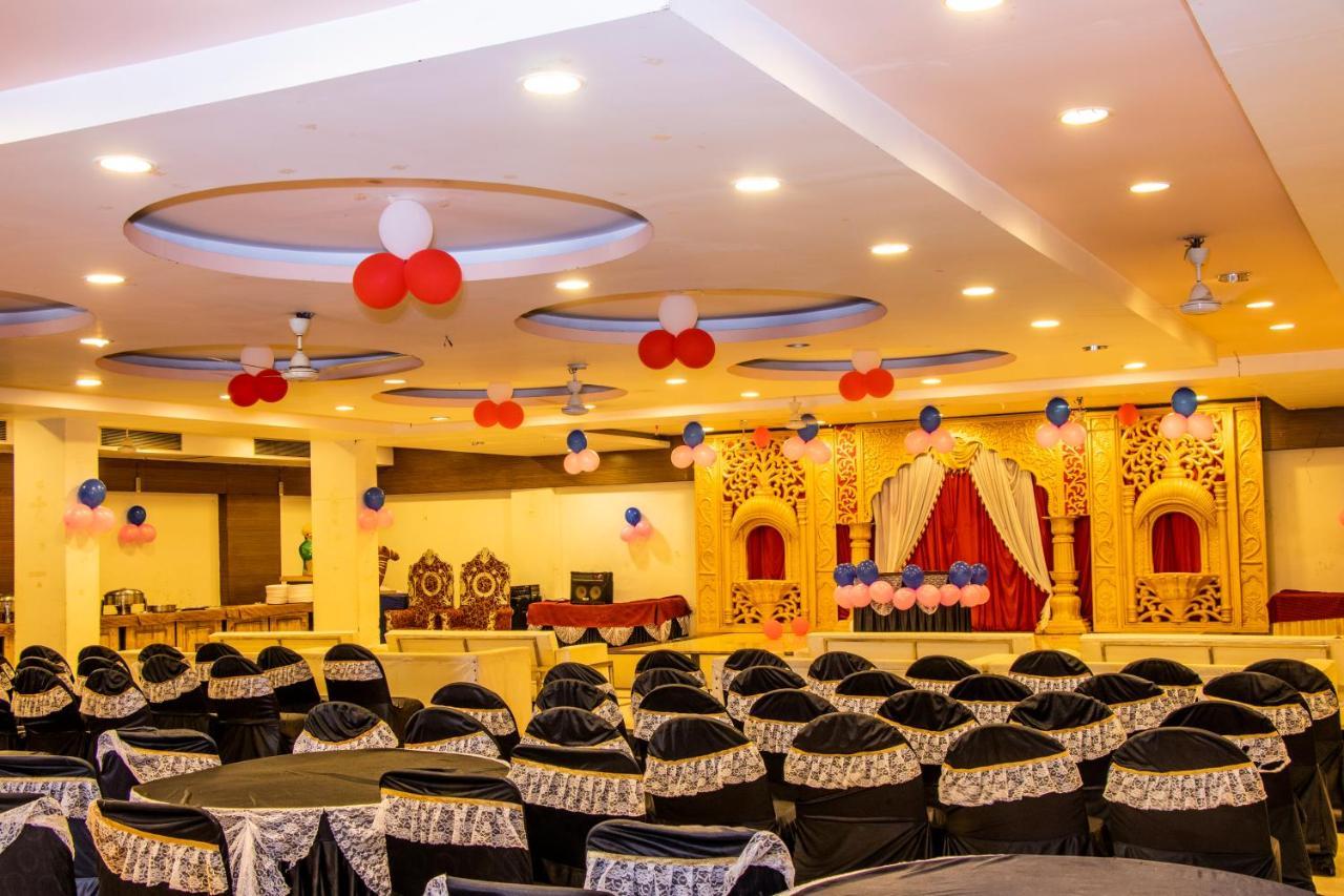 Hotel Landmark Rewa Bagian luar foto